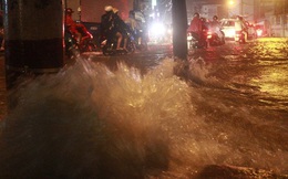 Sài Gòn lại đang mưa rất to, sấm chớp liên hoàn kèm tiếng nổ lớn khiến người đi đường hốt hoảng