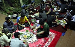 Chàng Tây "toát mồ hôi hột" khi ngồi ăn cỗ ở Việt Nam