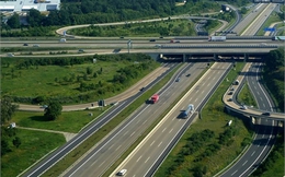 Cao tốc chạy 300 km/h: Dân mong nộp phí để đi