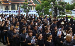 Dân Thái Lan nườm nượp vào viếng Đức Vua