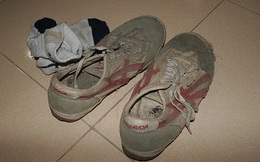 Cậu bé nghèo đổi giày rách lấy giày mới và cái kết quá cay đắng