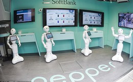 Cửa hàng bán điện thoại ở Nhật thay toàn bộ nhân viên bằng robot, nghe hiểu như người thật, còn có cả cảm xúc