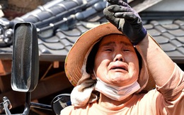 Người Nhật Bản khóc ròng bên đống đổ nát sau 2 trận động đất liên tiếp