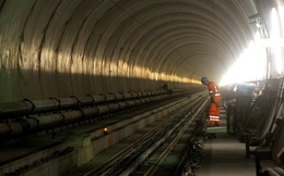 Bên trong đường hầm cho tàu hỏa dài và sâu nhất thế giới mới mở cửa ngày hôm qua