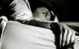 Tại sao dùng điện thoại trước lúc đi ngủ cực kì có hại, nhưng xem TV thì không?
