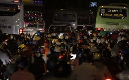 VIDEO: Hàng ngàn người trở lại thành phố trong mưa và bóng tối