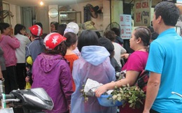Mưa gió, người Hà Nội vẫn xếp hàng dài mua bánh trôi, bánh chay