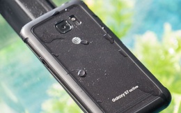 Điện thoại siêu chống nước của Samsung... "chết đuối" khi nhúng thử vào chậu nước