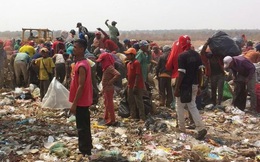 Venezuela: Dân bới rác tìm thức ăn, Caracas ban bố tình trạng khẩn cấp