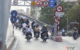 Người dân lo đi làm muộn vì cấm xe máy lên cầu vượt tuyến BRT đi qua