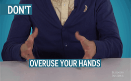 Tác phong khi đi phỏng vấn: 2 điều nên và 5 điều không nên làm với bàn tay