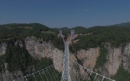 Thót tim đi trên cây cầu kính dài và cao nhất thế giới
