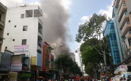 Đang cháy lớn ở gara xe, cửa hàng điện thoại ngay trung tâm Sài Gòn