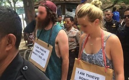 Ăn cắp xe đạp ở Indonesia, đôi du khách người Úc bị ép diễu phố với tấm biển "Tôi là kẻ trộm"