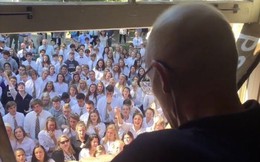 Khoảnh khắc xúc động khi 400 học sinh hát tặng thầy giáo sắp qua đời