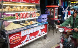 Ổ bánh mì 5.000 đồng độc nhất ở Sài Gòn: bánh thì rẻ nhưng tình người thì đắt!