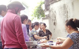 Quán bánh đúc nóng kiểu Bắc hơn 40 năm tuổi ở Sài Gòn: Sâu trong hẻm nhỏ, không biển hiệu, khách vẫn xếp hàng tấp nập