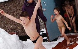 Dội nước lạnh lên người rồi chạy dưới trời tuyết: Cách rèn luyện sức khỏe "rùng mình" cho trẻ em của người Xibia