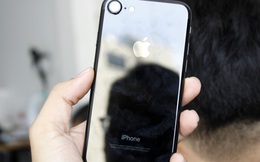 Ngắm iPhone 7 đen doanh nhân giá 34 triệu: bóng bảy, sang trọng, nhưng toàn bám vân tay