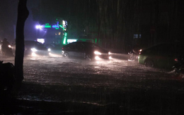 Sài Gòn mưa lụt: giá Uber vượt ngưỡng 4,9x, đi 2km hết gần 170 ngàn