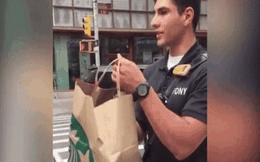 Nhân viên Starbucks bỏ tiền túi mua đồ cho cảnh sát New York sau vụ nổ bom