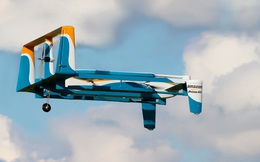 Amazon lần đầu viên vận chuyển sản phẩm bằng drone đến tận cửa nhà khách hàng