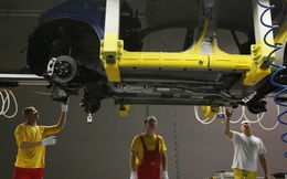 Robot đang bị thay thế bởi người lao động tại Mercedes Benz