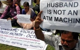 Để chống bạo lực gia đình, các bà vợ có thể sẽ bị phạt 500.000 đồng nếu giữ hết lương chồng