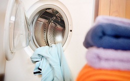 Máy giặt hiện đại thật đấy, nhưng để quần áo bền đẹp không phải cứ tống hết vào máy là xong đâu