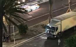Khoảnh khắc chiếc "xe tải tử thần" lao vào đám đông ở Nice