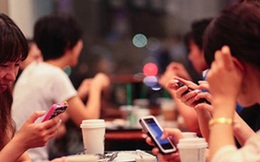 Thế hệ người Việt trẻ suốt ngày 'cắm mặt' vào điện thoại đang khiến cả một ngành kinh doanh thay đổi ra sao?