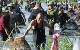 Hà Tĩnh: Hàng trăm người đội nắng xuống đầm bắt cá để cầu may