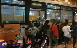 Clip: Nhiều sinh viên cùng nhau đẩy chiếc xe buýt chết máy qua đoạn đường hẹp ở Hà Nội