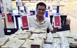 "Ông trùm tiền lẻ" vác 4 thùng xốp chứa tiền mệnh giá 1.000 đồng đến 5.000 đồng đi mua iPhone 7 Plus đỏ