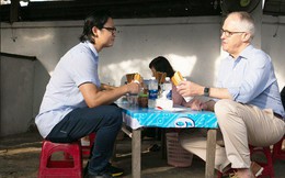 Thủ tướng Úc chia sẻ ảnh lần đầu thưởng thức bánh mì tại Đà Nẵng cùng Luke Nguyễn