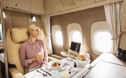 Ngây ngất với dịch vụ hoàn hảo trên khoang máy bay hạng nhất của Emirates: Ghế không trọng lực, cửa sổ ảo giác và nhiều hơn thế nữa