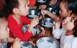 Phụ huynh bức xúc trước việc trường Mầm non cho trẻ ăn bún luộc nước sôi