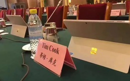 Bức ảnh đắt giá: Đi dự hội thảo ở Trung Quốc, CEO Apple bị bắt dùng máy tính Surface của đối thủ Microsoft?