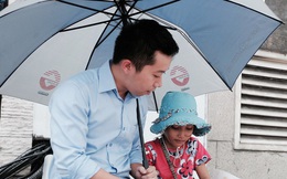 Anh nhân viên ngân hàng dành giờ nghỉ trưa mỗi ngày để dạy chữ cho cô bé vé số ngay trên vỉa hè Sài Gòn