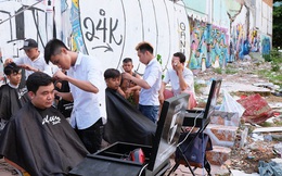 Chất như người Sài Gòn: Đem đồ nghề ra bãi đất hoang cắt tóc miễn phí cho người lao động