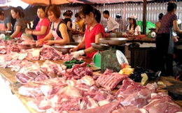 Nông dân Việt khóc ròng khi Tết đến cận kề mà giá thịt heo lại rớt thê thảm, vì đâu nên nỗi?