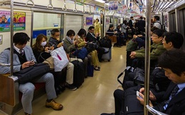 Ở Nhật, bạn sẽ không thấy ai nói chuyện điện thoại khi đi tàu điện: Đằng sau đó là lối tư duy về phép lịch sự rất khác người Việt