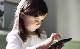 Bác sĩ viện nhi cho rằng cho trẻ dùng máy tính bảng, điện thoại quá sớm sẽ dẫn đến chậm nói