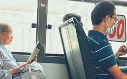 Khoảnh khắc đối lập trên chuyến bus: Một thanh thản bên tờ báo giấy, một chúi đầu vào smartphone