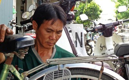 Tiệm sửa xe lạ đời nhất Sài Gòn: Tặng xe đạp, dạy nghề và cho nước uống miễn phí