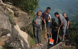 Người đàn ông bền bỉ suốt 36 năm đào kênh qua núi dẫn nước về cho dân làng