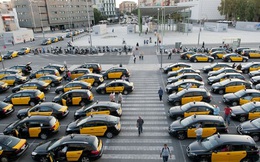Giá giấy phép taxi tại Barcelona tăng 500% và cuộc chiến giữa taxi truyền thống với Uber