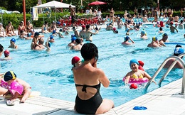 Tiểu ra bể bơi là một trong những tác nhân tạo chất có hại gây đỏ mắt, sổ mũi, mất tiếng khi bơi lâu