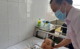 Bệnh lạ: Bé 8 tuổi ở Hà Nội hễ ngóc đầu là bất tỉnh