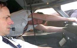 Khoảnh khắc phi công bị hút khỏi cửa sổ máy bay